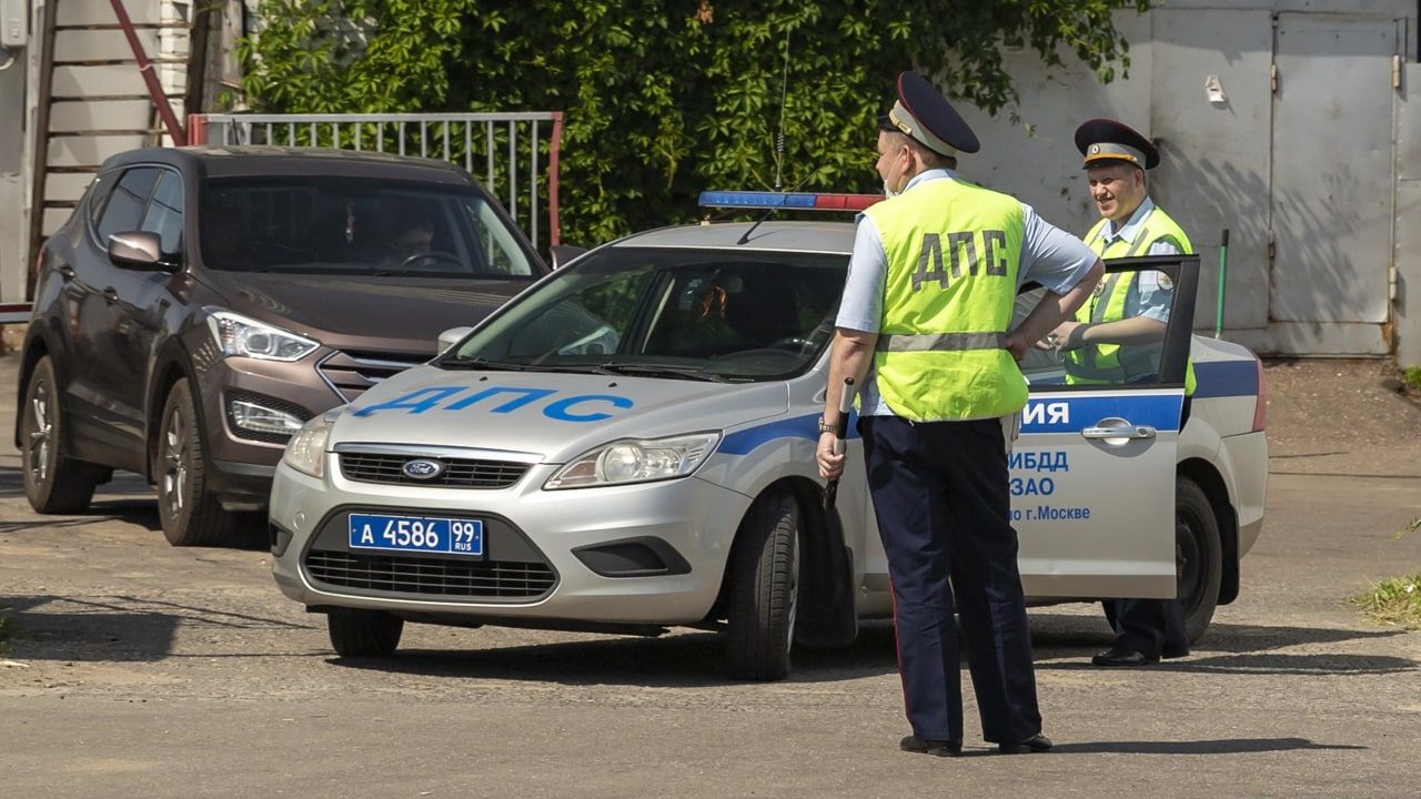 Пьяный сахалинец под угрозой взрыва и расстрела заставил инспектора ДПС везти его в село