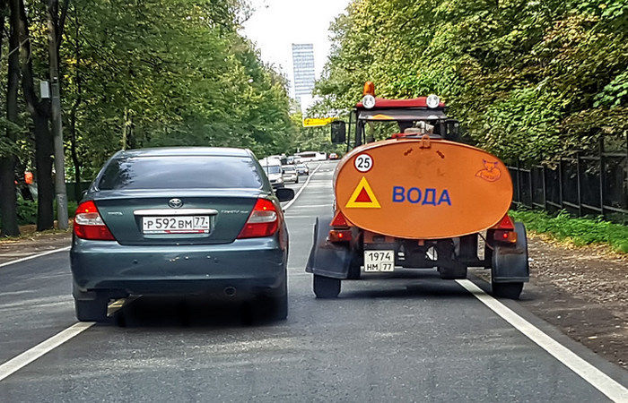 Можно ли совершать обгон тихоходного транспорта через сплошную линию