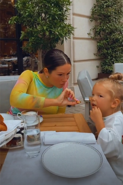 Беременная Нюша отдыхает в Париже с дочерью и делится новыми фото Звездные дети