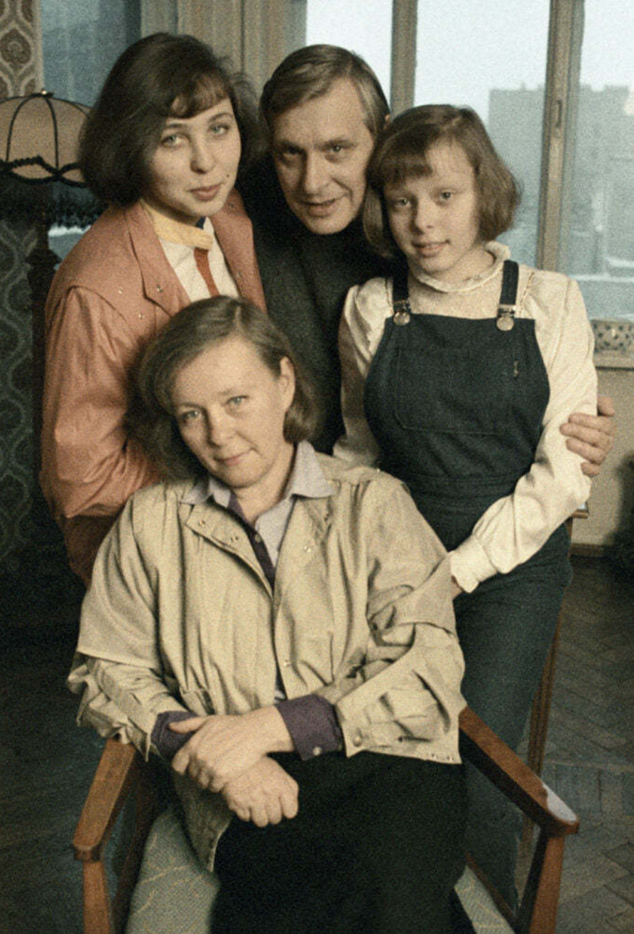 Что известно о детях Олега Басилашвили и Галины Мшанской Басилашвили, Галина, Мшанская, интервью, матери, жизни, Олега, Ольги, Евгеньевна, однако, жизнь, всегда, стопам, десятилетия, дочками, Галины, Ксения, детей, одном, театра