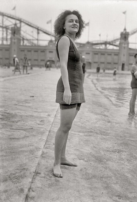 Как в начале 20 века боролись с открытыми купальниками Как в начале 20 века боролись с открытыми купальниками