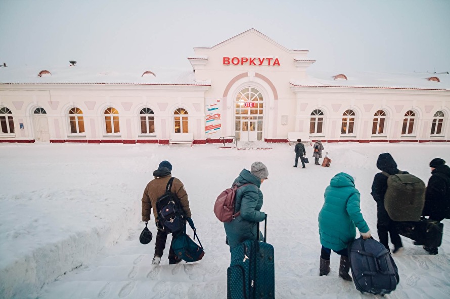 Автомобильной дороги до Воркуты нет, добраться до города можно только поездом или редким и дорогим самолетом. Путь от Кирова, 1,4 тыс. километров, занимает на поезде чуть меньше полутора суток