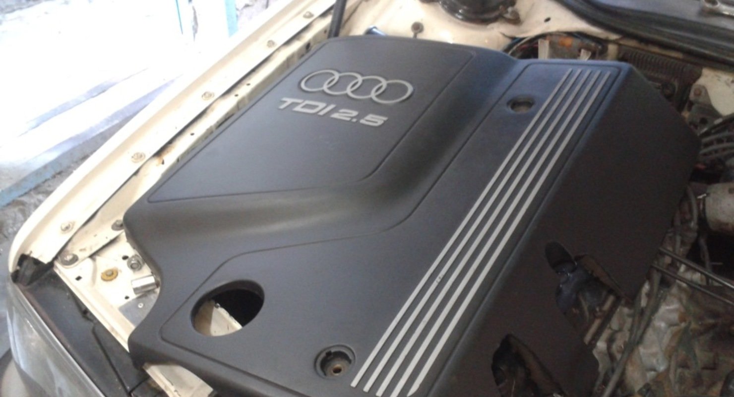 Почему многие автовладельцы убирают пластиковую накладку на двигатель?