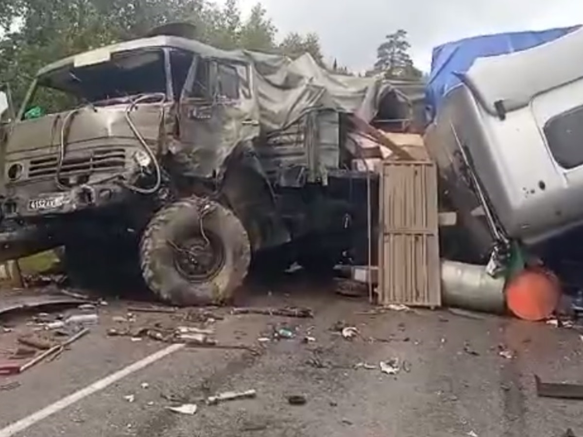 Водитель КАМАЗа получил травмы в ДТП с фурой в Челябинской области