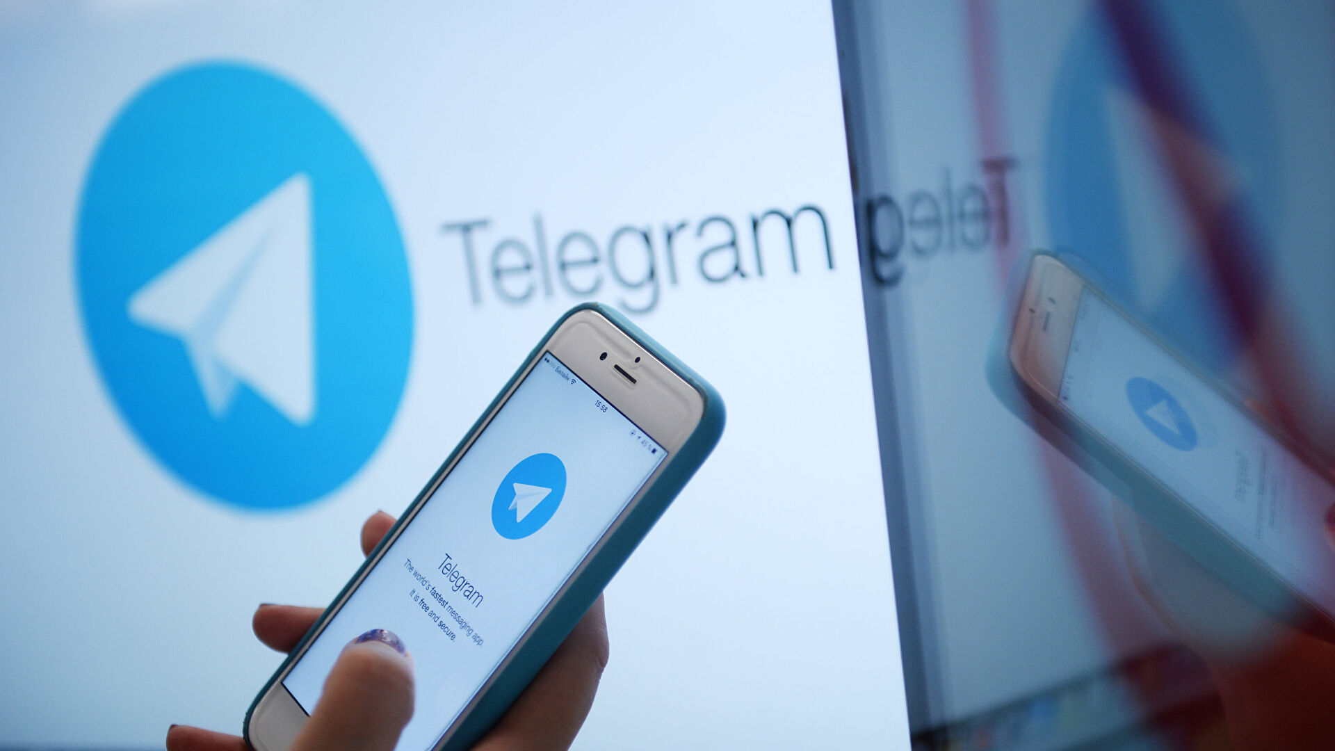 Логотип мессенджера Telegram на экране монитора и телефона - РИА Новости, 1920, 19.01.2022