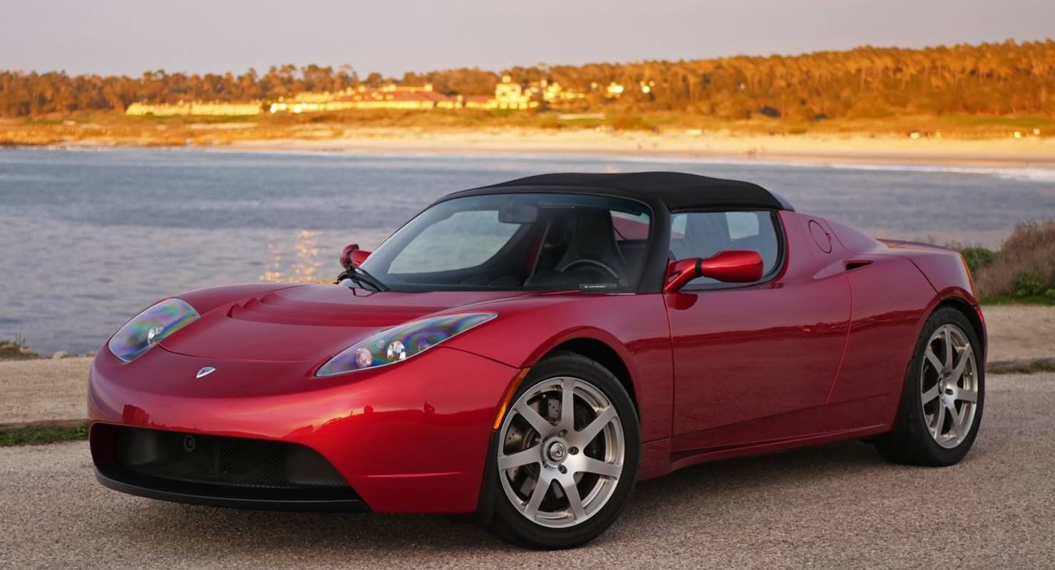 Красный Tesla Roadster