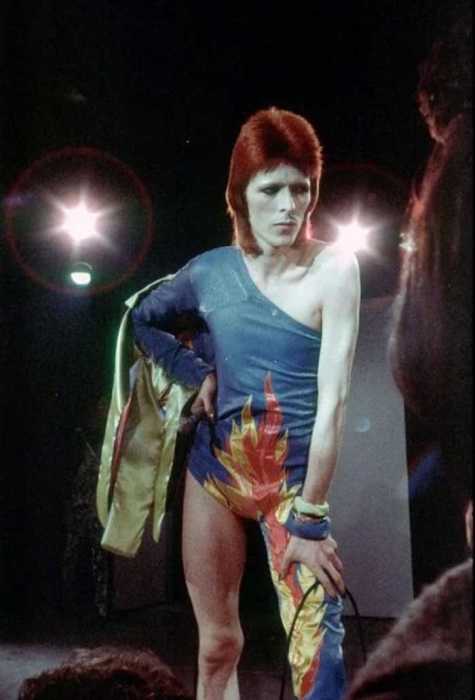 Боуи во время турне 1973 года в образе Зигги Стардаста.