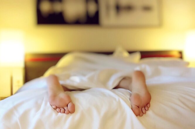 Только при правильном, а, главное, краткосрочном приеме снотворных, вы сможете почувствовать какой-либо эффект — они будут помогать быстрее заснуть и улучшить качество сна. Поэтому перед выбором снотворного препарата следует понимать, какие снотворные бывают и чем они отличаются между собой