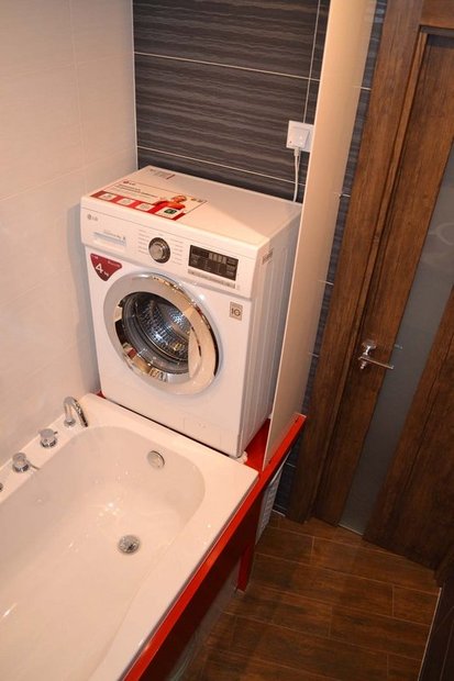 "Моя ванная": стиральную машину поставили выше ванны, освободив место для корзины с бельем интерьер и дизайн,личный опыт,ремонт и строительство