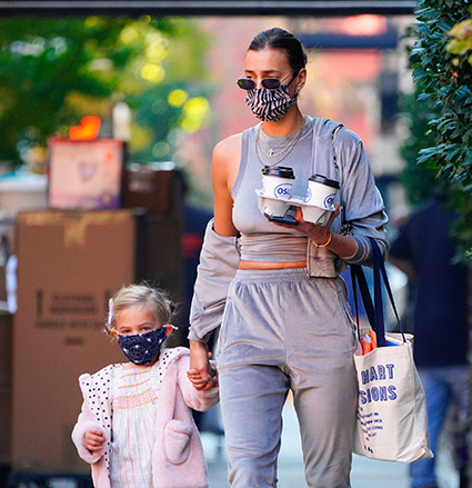 Ирина Шейк с дочерью Леей на прогулке в Нью-Йорке: новые фото Звездные дети