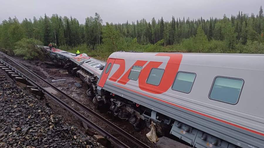 Восемь вагонов сошли с рельсов при столкновении поезда с КАМАЗом под Волгоградом