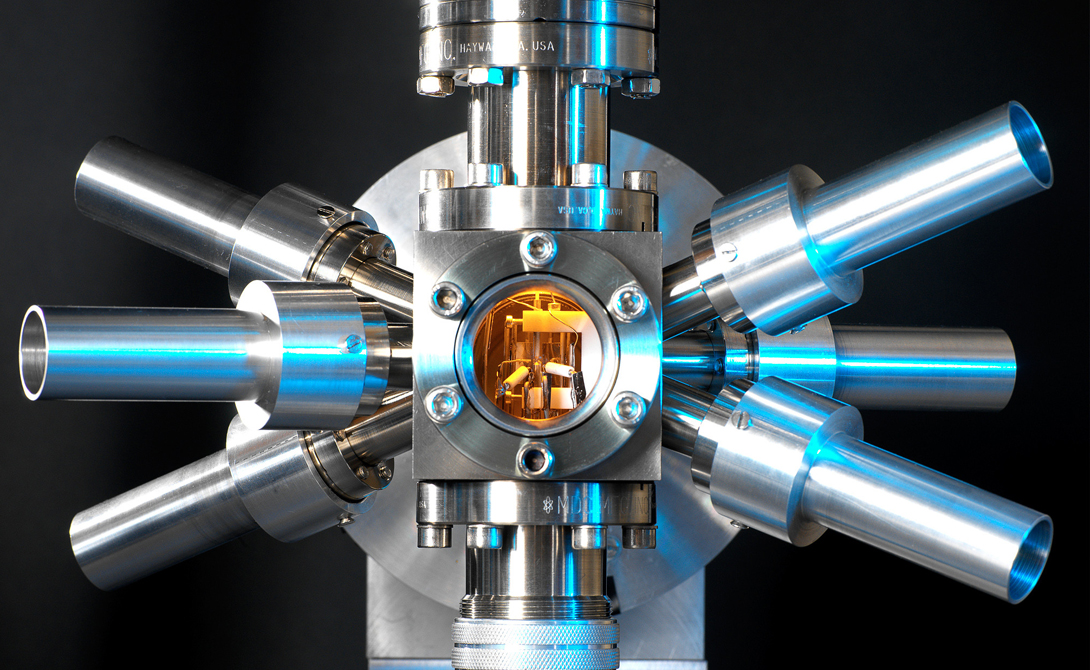 Типы часов
На данный момент существует три типа атомных часов, которые работают примерно по одному и тому же принципу. Цезиевые часы, самые точные, разделяют атом цезия магнитным полем. Самые простые атомные часы, рубидиевые, используют рубидиевый газ, заключенный в стеклянную колбу. И, наконец, водородные атомные часы берут за точку отсчета атомы водорода, закрытые в оболочке из специального материала — он не дает атомам терять энергию быстро.