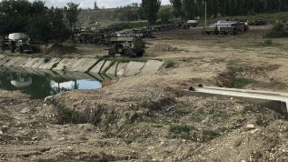 Российские военные перекрыли реку Биюк-Карасу земляной дамбой в Крыму