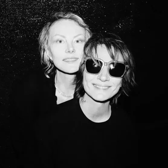 Земфира* и Рената Литвинова посетили футбольный матч и поболели за российского вратаря Матвея Сафонова Рената, Литвинова, Земфира, актриса, подруги, Ренаты, открыто, позицию, Париж, происходящего, озвучивала, против, выступила, публично, границей, Певица, тогда, военной, переехали, операции