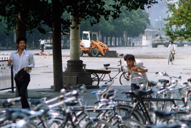 Редкий кадр танкиста на площади Тяньаньмэнь
