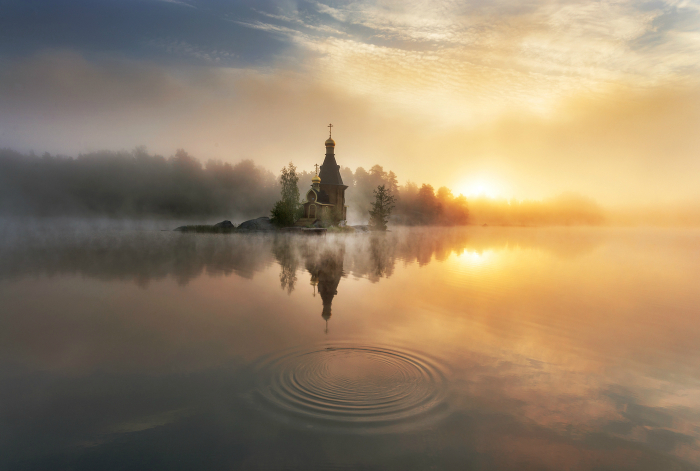 Храм Андрея Первозванного в рассветном тумане.