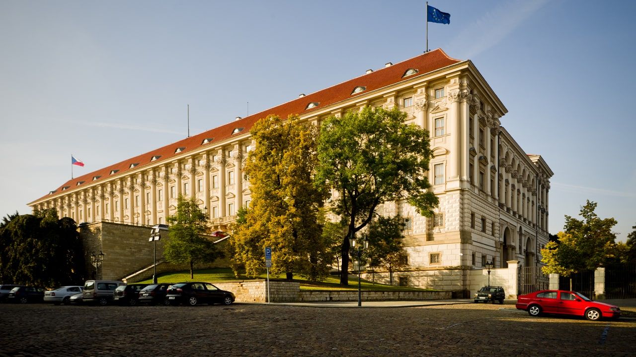 Чехия остановила выдачу виз гражданам России до марта 2023 года