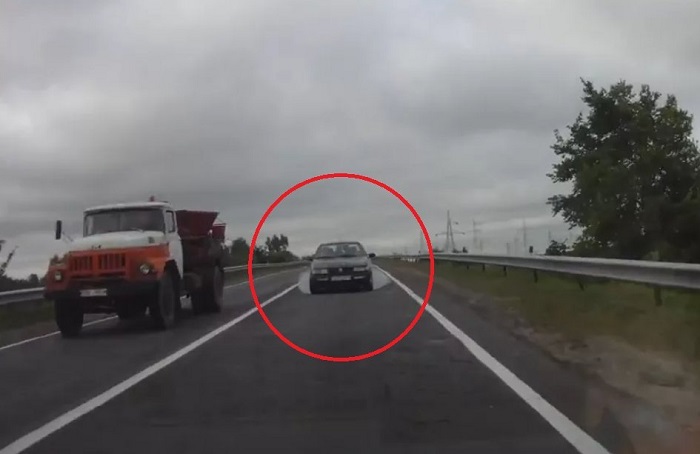 Движущийся на встречу автомобиль/ Фото: mail.ru
