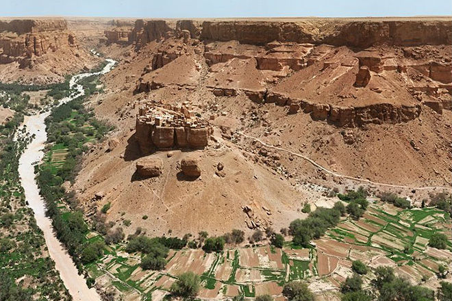Город стоит на огромном куске камня посреди пустыни Вади Хадрамут,Йемен,Пространство,пустыня,Путешествия,туризм,Хайд Аль-Джазил