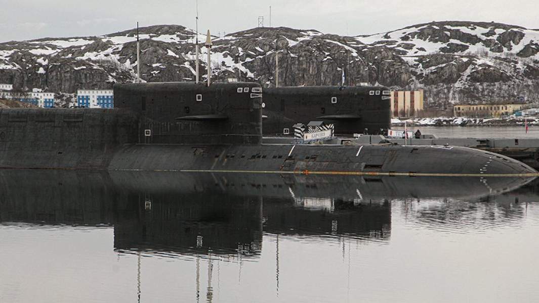 Атомная подводная лодка «Карелия» и атомный ракетный подводный крейсер стратегического назначения проекта 667БДРМ «Дельфин» К-114 «Тула» на причале пункта базирования Северного флота России в Гаджиево