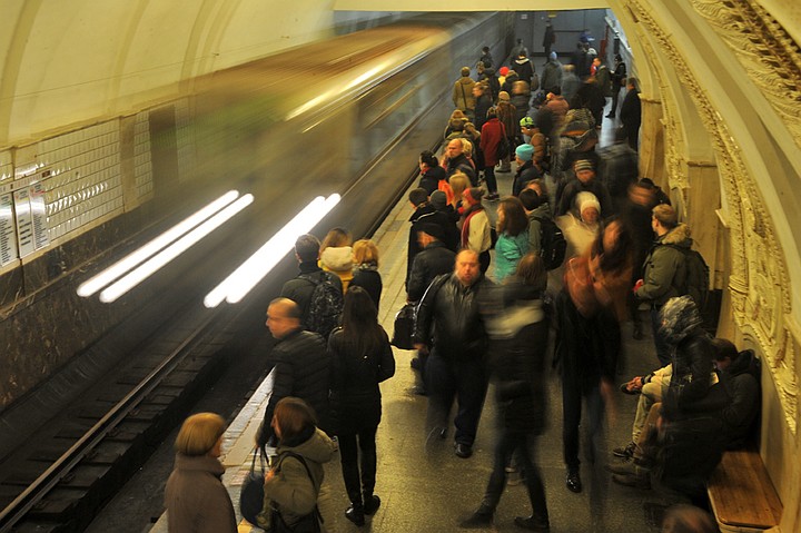 В московском метро девушка выжила после падения на рельсы