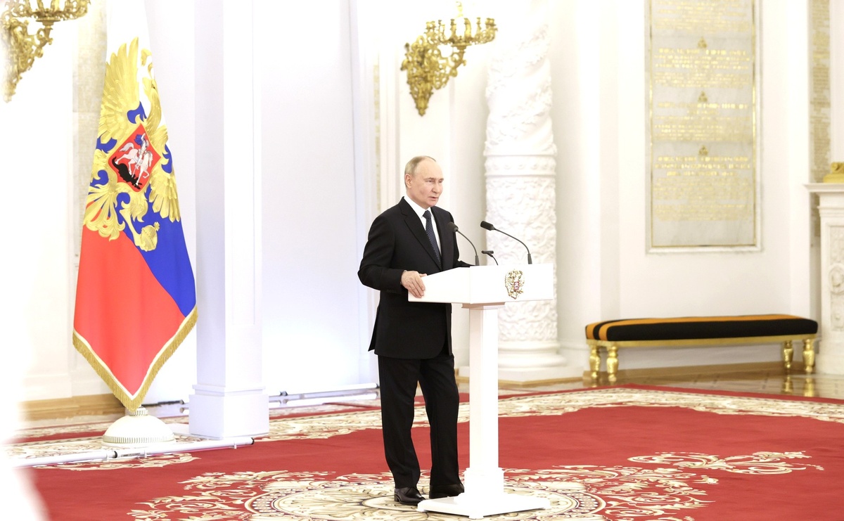 Владимир Путин на встрече с выпускниками высших военных учебных заведений в Георгиевском зале Кремля, 21 июня 2024 года. Фото: Михаил Синицын, ТАСС