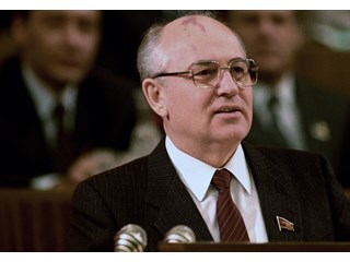 Эпоха Горбачева: Мишка-чемодан развалил СССР по приказу британских спецслужб