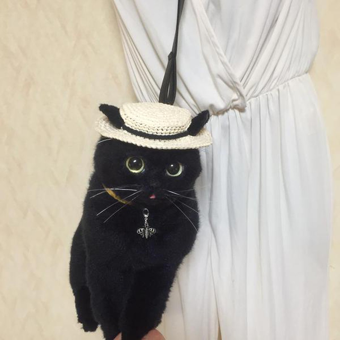 Черный кот в костюме