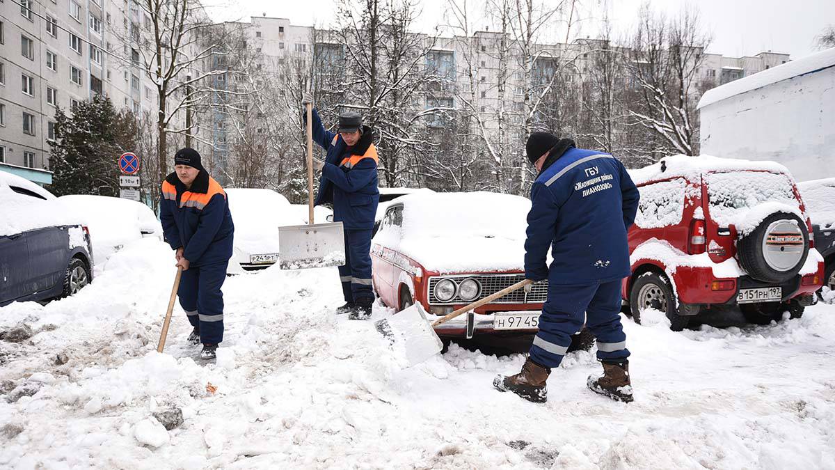 Будет ли еще снегопад в москве. Снегопад в Москве. Вчерашний снег в Москве. Снег в городе. Снег в апреле.