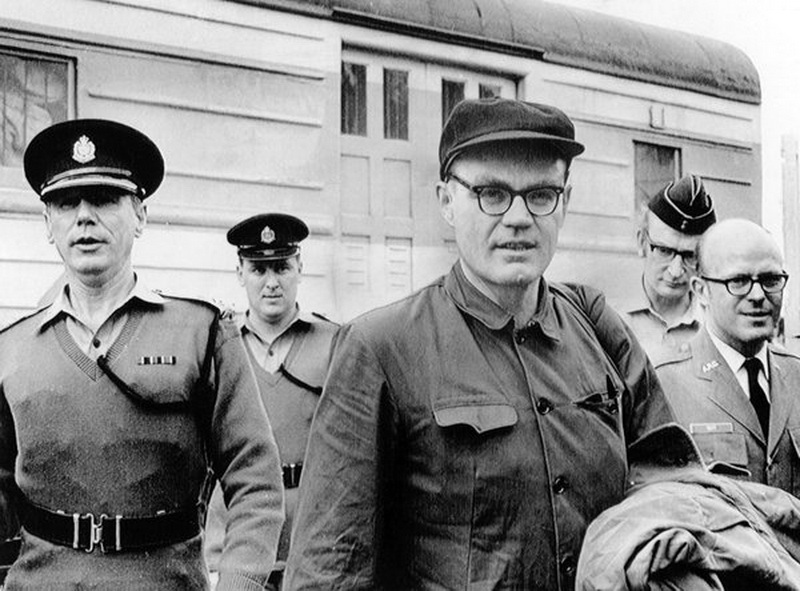 ​Джон Дауни (в центре) после освобождения из заключения, 1973 год. deepred1949.net - Цифры Warspot: 20 лет  | Warspot.ru