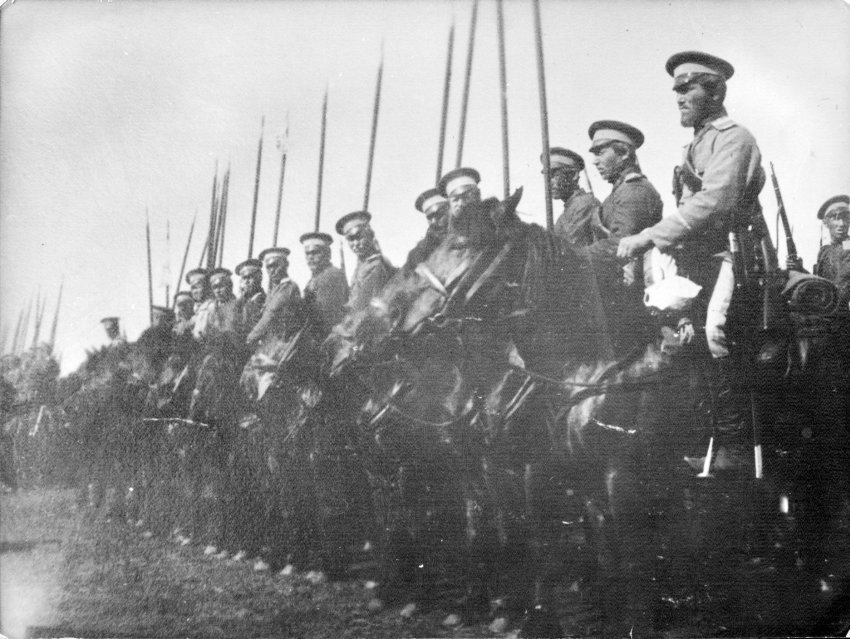Оренбургские казаки в конном строю. / предоставлено В.Г. Семеновым (Оренбург).