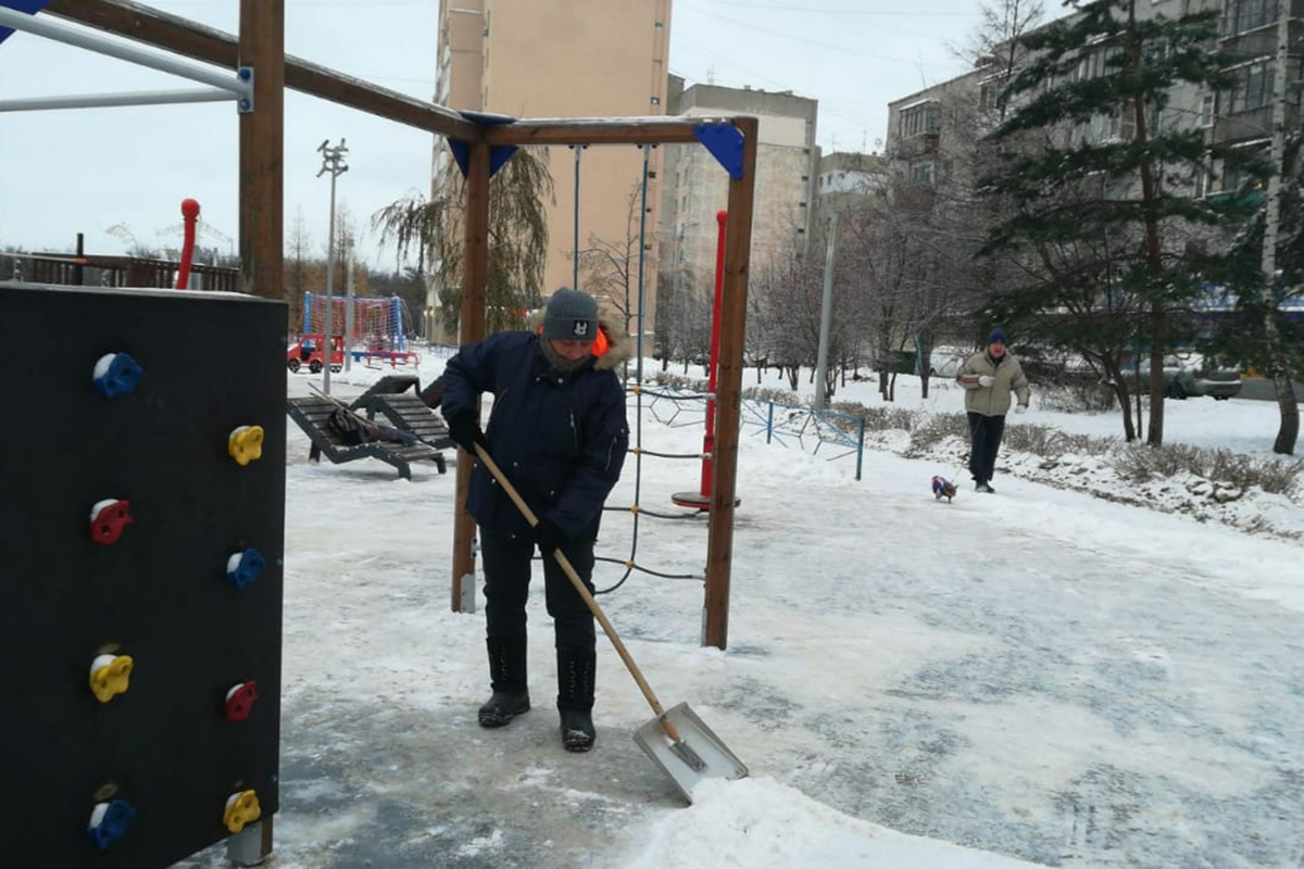 Более 400 единиц техники и более 1000 дорожных рабочих убирали снег в городе в минувшие сутки