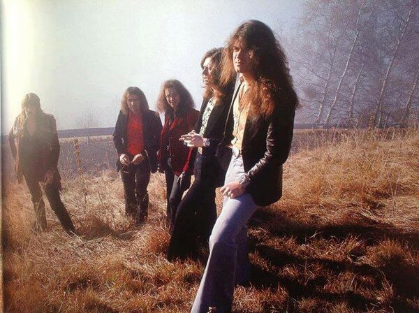 Редкое фото группы, сделанное во время гастролей 1974 года в Калифорнии