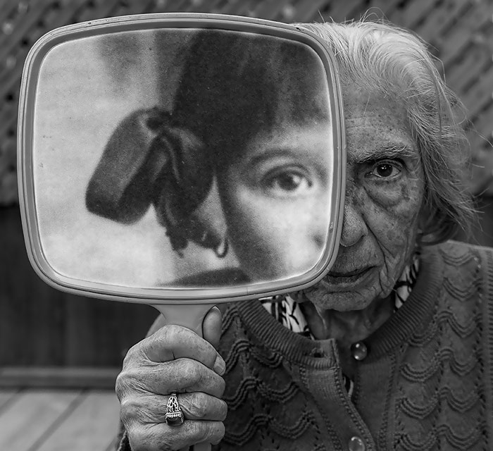 Сын включает 91-летнюю маму в свои фотографии, чтобы та снова почувствовала себя молодой