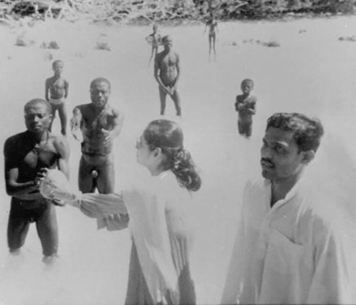 Туземцы этого острова убивают всех незнакомцев, но однажды сделали исключение Туземцы этого острова убивают всех незнакомцев, но однажды сделали исключение люди