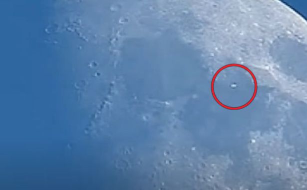 Таинственный объект промчался над поверхностью Луны (ВИДЕО)