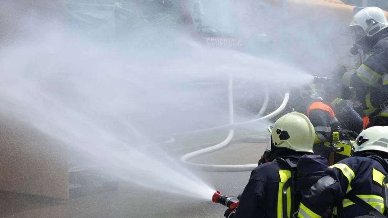 Огонь охватил Некрасовский рынок во Владивостоке