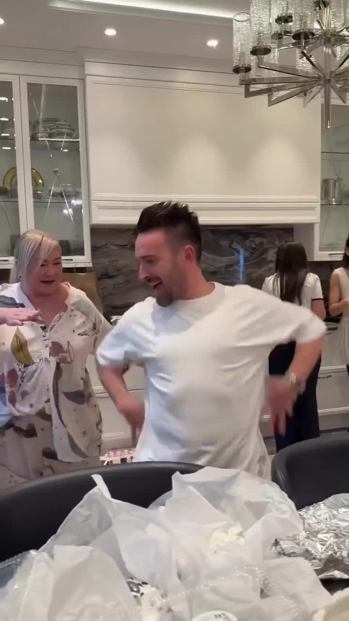 Киркоров с куличом за 100 тысяч рублей, Екатерина Стриженова с внуками: как звезды отметили Пасху-2026 Киркоров с куличом за 100 тысяч рублей, Екатерина Стриженова с внуками: как звезды отметили Пасху-2026 праздник, Пусть, чтобы, Стриженова, Татьяна, Песков, дочери, подписала, сердца, кулича, Навка, телеведущая, 58летний, посетили, Екатерины, звезда, Филипп, службу, Ксении, соцсетях