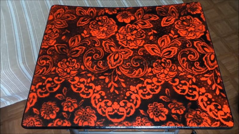 Мастерица покрасила стол и сделала невероятный узор с помощью самых простых материалов