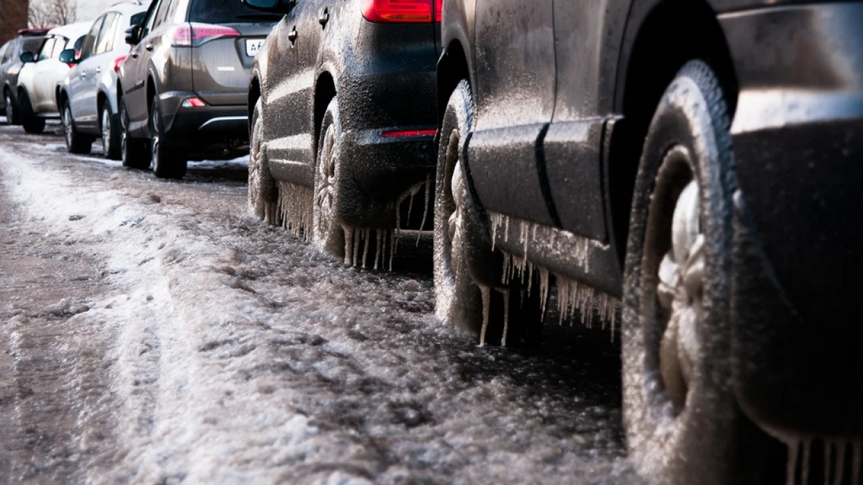 Автоэксперт Хайцеэр перечислил правила парковки машины зимой Общество