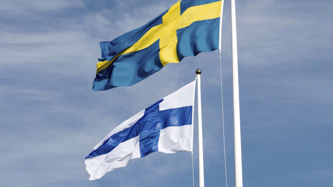 Россия присоединение к нато. Швеция в НАТО. Финляндия и Швеция в НАТО. Флаг Швеция Турция НАТО. Флаг Финляндии и НАТО.