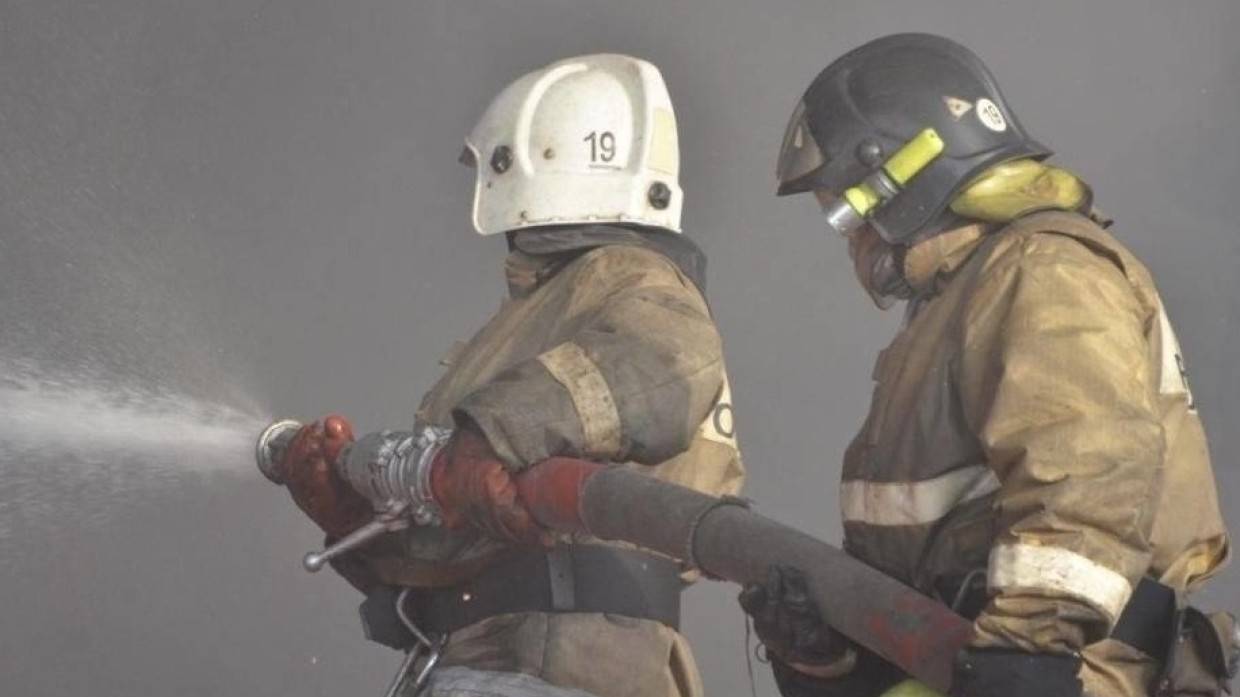 Десятки спасателей тушили полыхающие склады на площади 300 «квадратов» в Краснодаре