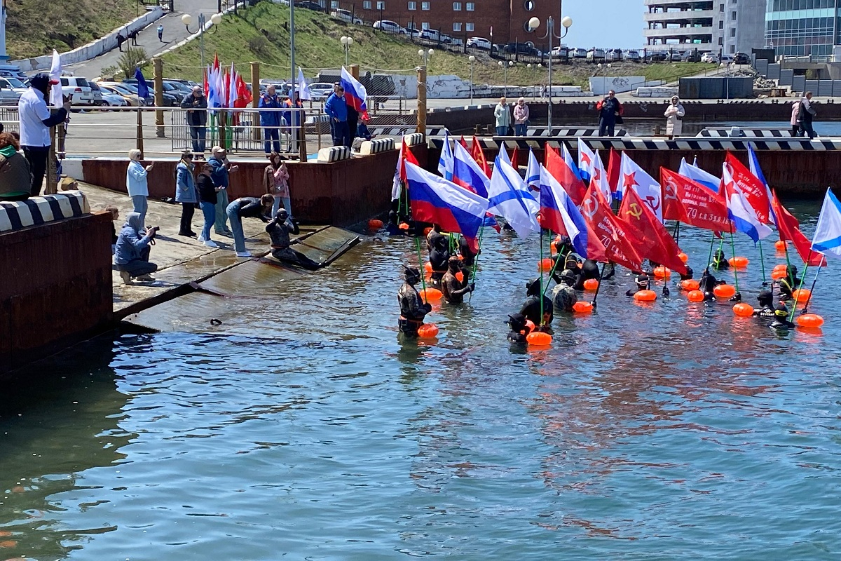 Во Владивостоке состоялся ежегодный заплыв в честь 79-й годовщины Победы в Великой Отечественной войне