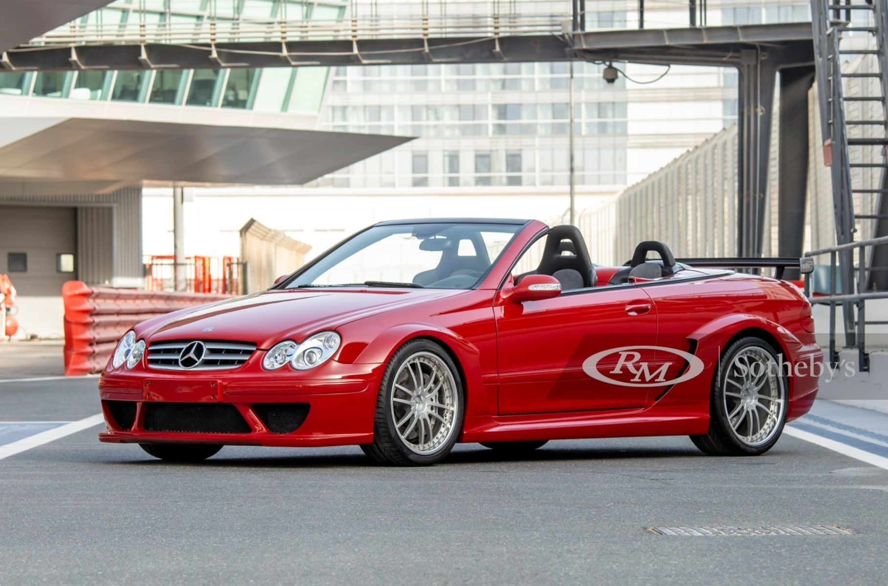 На продажу выставлен редкий кабриолет Mercedes-Benz CLK арабских шейхов На продажу выставлен редкий кабриолет Mercedes-Benz CLK арабских шейхов Новости