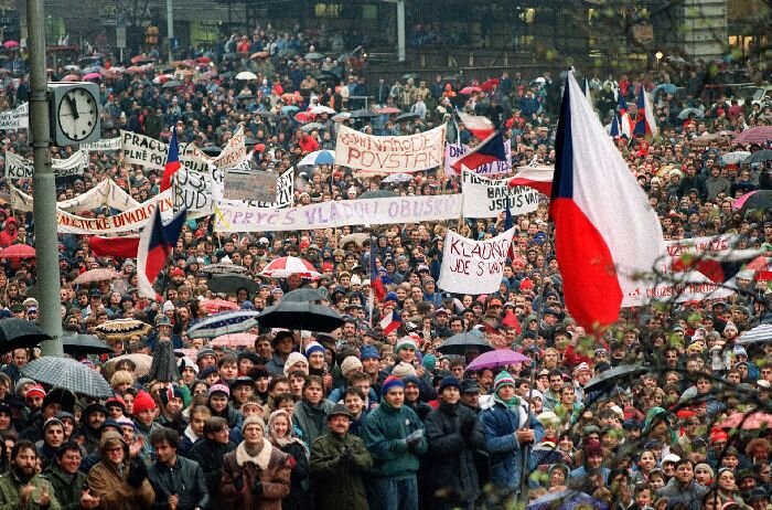 17 ноября 1989 года на улицы Праги вышли граждане. Около 15-ти тысяч человек шли от окраин к центру, сначала это были только студенты.