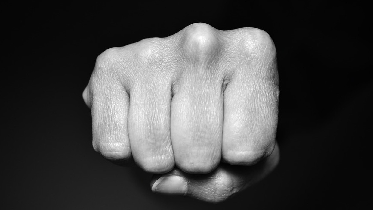 Тюменец залез в соседнюю квартиру через балкон и избил отмечающих помолвку девушек