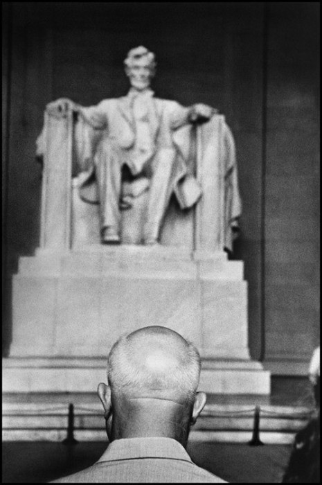 Генсек Никита Сергеевич Хрущёв перед мемориалом Линкольна. США, Вашингтон, 1959 год.