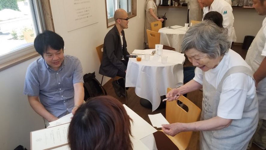 waiters-dementia-restaurant-of-order-mistakes-tokyo-5