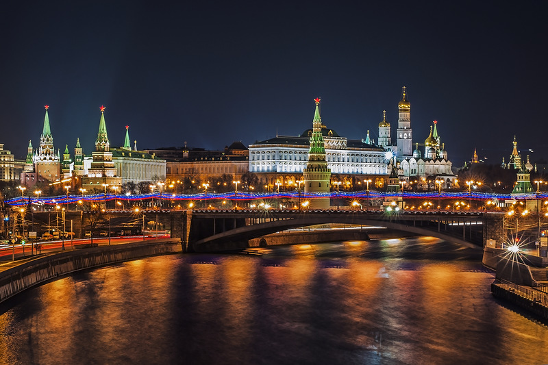 Москва перед. Ночная Москва с большого каменного моста. Вид с большого каменного моста новогодний. Большой каменный мост Москва в новогоднюю ночь. Ночная Москва перед новым годом.