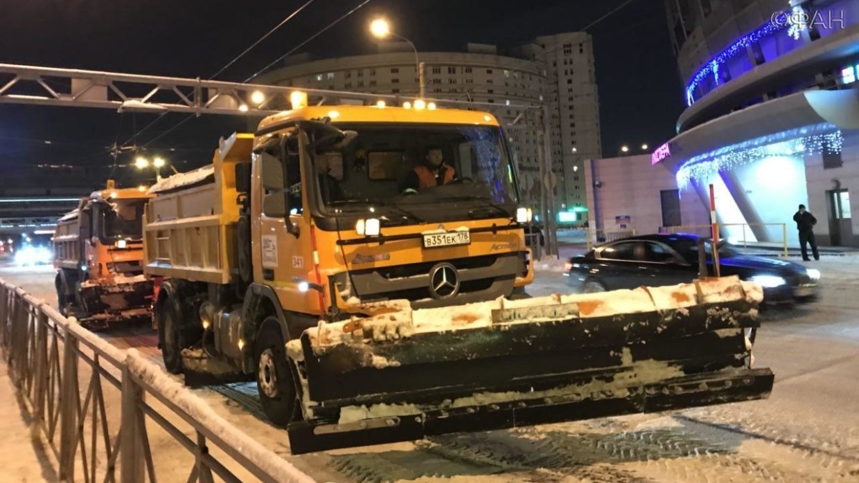 Беглов провел второе за сутки совещание по уборке снега в Петербурге